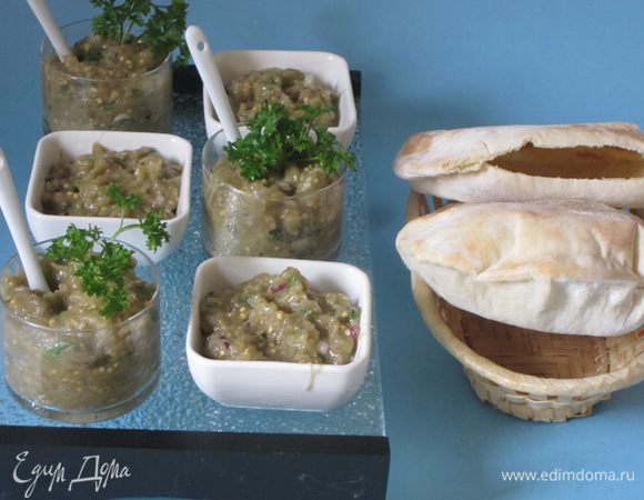 Подавать вместе со свежей питой. Начинку нужно класть внутрь питы.