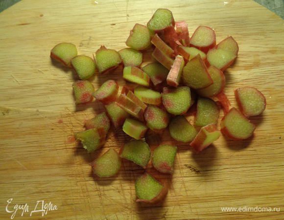 Сварим варенье из ревеня. Для этого порежем мелко ревень. 

Желательно брать стебли красного цвета, чтобы получить яркое варенье. 