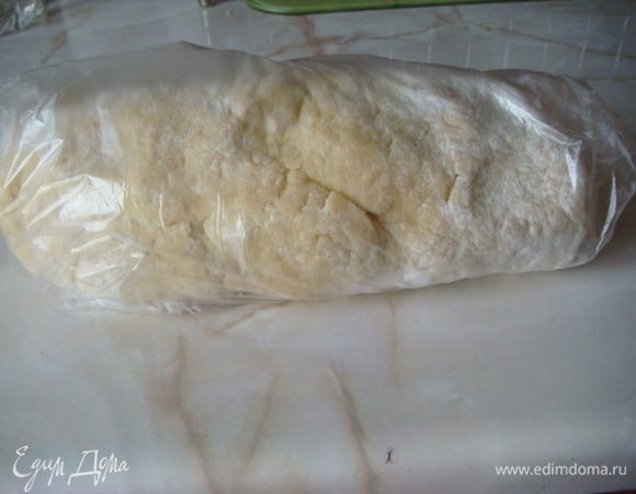 Тесто вымешиваем  в комбайне, так как сливочное масло для рецепта берется холодное .
Муку+разрыхлитель+соль+сахар перемешать + холодное сливочное масло, порубив немного ножом, хорошо вымесить.  Затем по одному вводим и перемешиваем яйца.
Обминаем тесто руками в брусочек и кладем в мешочек.
