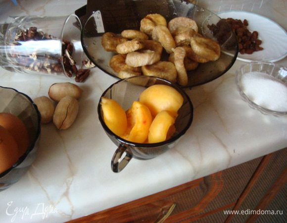 Готовим начинку: я вместо абрикосового джема взяла целые абрикосы (4 шт.), цедру апельсина натереть на мелкой терке.