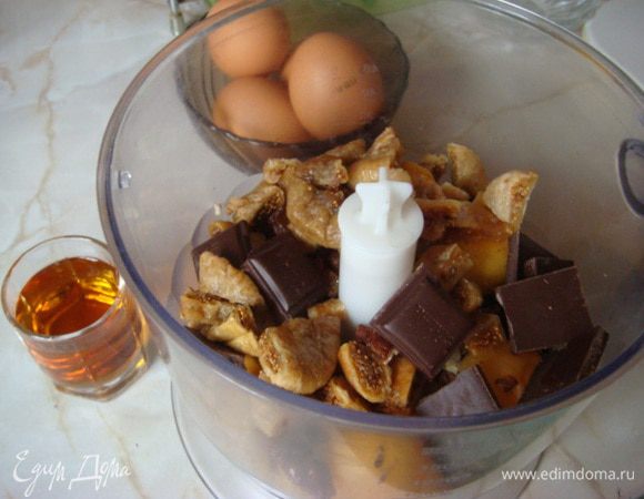 Измельчаем все блендером, орехи добавляем в конце - они не должны быть мелкими. Алкоголь в процессе приготовления улетучивается и остается приятный аромат (придает мягкость начинке).