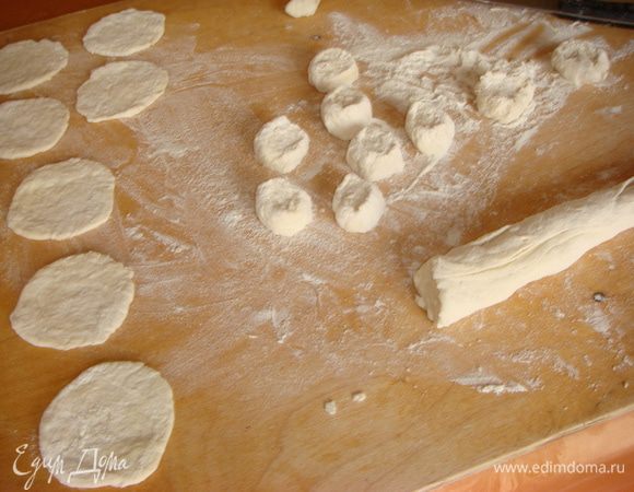 Муку написала примерное кол-во.
Замесить тесто мягкое, должно в конце немного липнуть к рукам, сформировать шар, обсыпать мукой и положить в мешочек.
