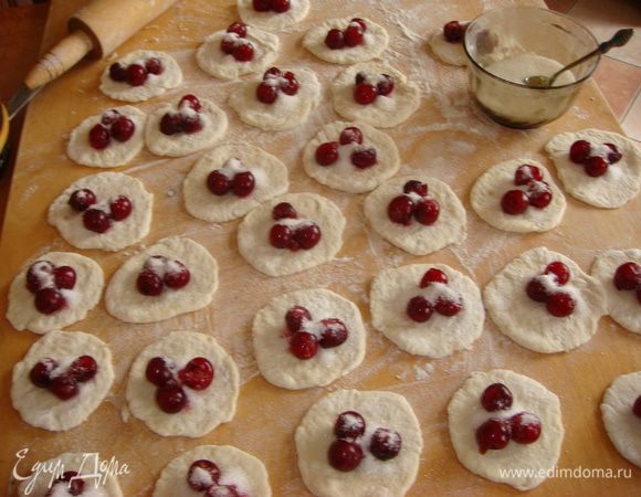 Из вишни удалить косточки, раскатать тесто и положить начинку в центр,  присыпать сахаром, залепить.
Начинка может быть любой (и из малины).