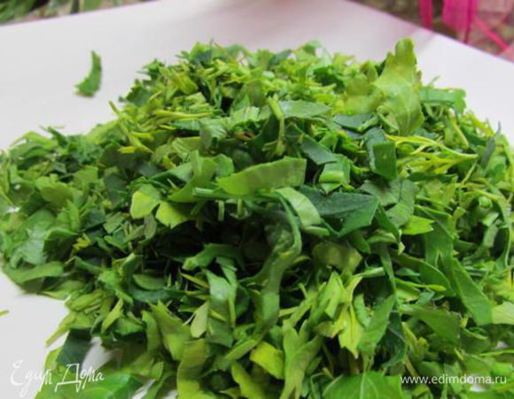 Небольшой пучок зелени вымыть, хорошо просушить, мелко нарезать.