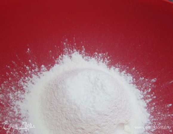 Муку и разрыхлитель просеять через сито.