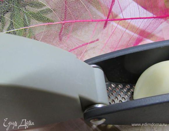 Чеснок выдавить через пресс.