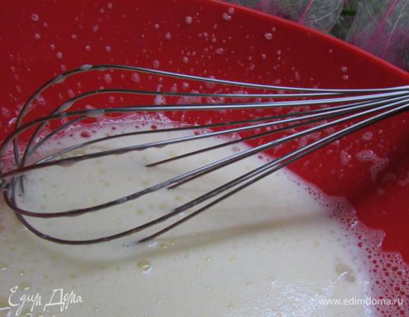 Яйца взбить миксером с солью и сахаром в крепкую пену.