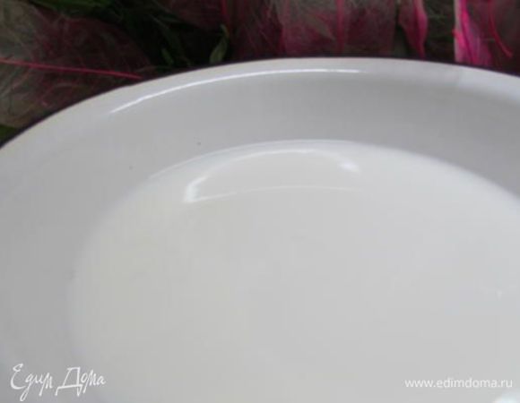 Молоко слегка подогреть, влить в яичную массу и хорошо перемешать.