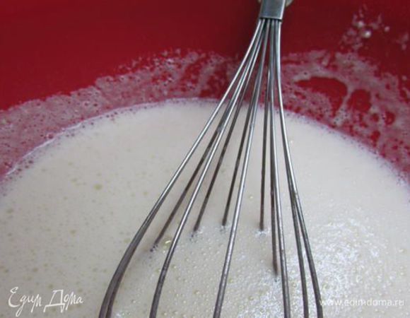 Затем добавить муку и разрыхлитель, еще раз взбить.
