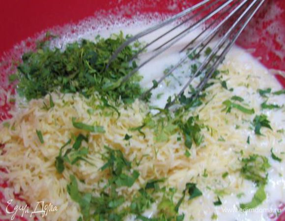 Всыпать сыр, чеснок и измельченную зелень.