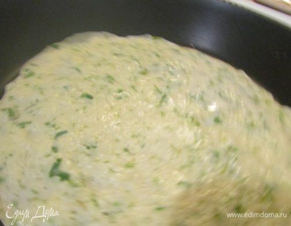 Жарить блины на разогретой и смазанной один раз сковороде с двух сторон. Готовые блины смазать немного сливочным маслом по желанию. (Фото не получилось). Из этой порции получается 15 блинчиков. У меня получилось 8, т. к. сковорода большая.