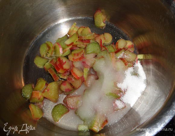 В кастрюльке соединим ревень, сахар и воду.  Варим примерно в течение 7-10 минут или пока ревень не станет мягким.  