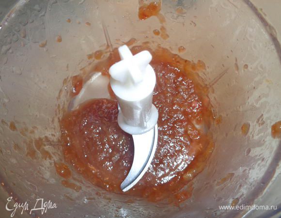 Сделаем пюре из варенья с помощью блендера.