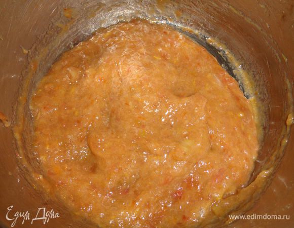 Приготовим курд из ревеня. Соеденим в кастрюле все ингредиенты, кроме масла.  Доведем до кипения, постоянно помешивая.  Поставим курд на водяную баню и будем взбивать, пока смесь не остынет до комнатной температуры.  Добавим масло небольшими кусочками и взобьем до однородной массы. 

*Масло должно быть комнатной температуры.
** В курд идет 150 граммов варенья из ревеня. В списке ингредиентов указано просто варенье.