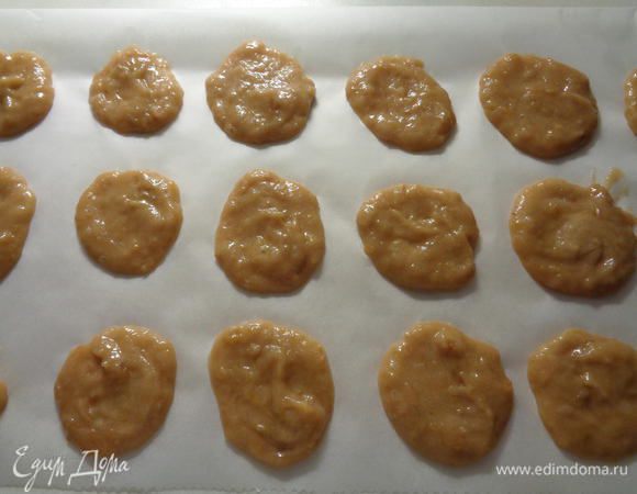 Выложим готовый курд на бумагу для выпечки в виде небольших кружочков и отправим его застывать в морозильник, примерно на 2 часа. Если нет времени, то на полчаса минимум.