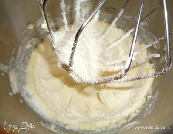 Приготовим тесто. Для этого взобьем до бела сливочное масло с сахаром и ванильным сахаром.