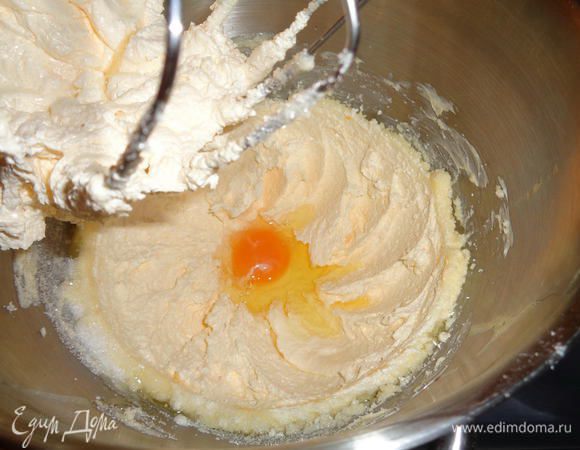 По одному введем в тесто яйца.