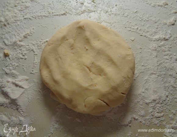 И постепенно введем в тесто.

*** При добавлении муки не месим долго, чтобы избежать образование клейковины в тесте.