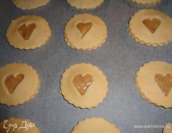 Накрываем кружочек с курдом кружочком с сердечком. И выкладываем наше печенье на противень, застеленный пекарской бумагой.

Края печенья смазываем оставшимся от приготовления курда белком, чтобы наши половинки склеились и стали единым целым.