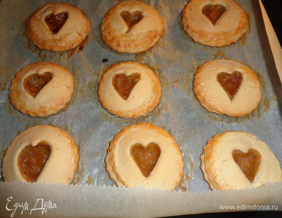 Ставим в разогретую до 190° С духовку и выпекаем примерно 10-14 минут.