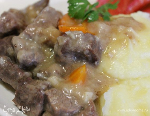 За 10 минут до готовности добавить чеснок потертый на мелкой терке. Поосолить и поперчить по вкусу. Подавать с картофельным пюре, макаронами или овощами. Приятного аппетита!)