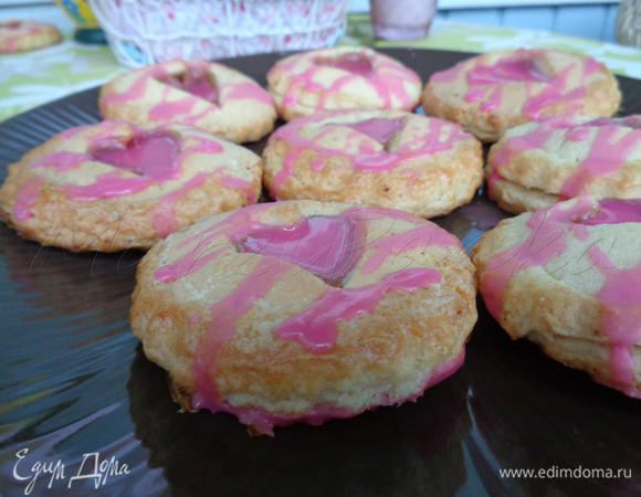 Повторяем все с оставшимся тестом.

Остывшее печенье глазуруем помадкой, я залила сверху сердечки ею тоже.
Помадка у меня была покупная, но можно приготовить ее самостоятельно или украсить на свой вкус.