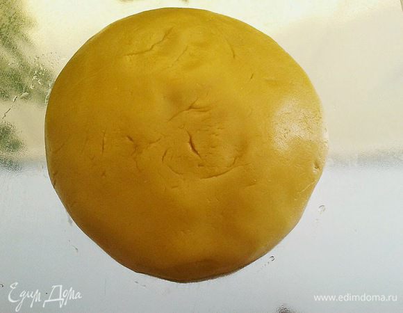 Сахарную пудру смешать с растопленным маслом,  добавить яйца и ванилин, тщательно перемешать.
Постепенно просеять муку, перемешивая сначала деревянной лопаткой и затем замесить тесто руками.
Собрать тесто в шар, закрыть пленкой и поставить в холодильник на 20-30 минут.