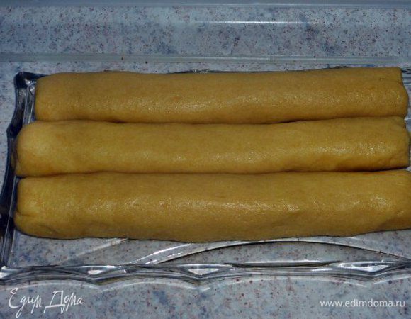 Из муки, яиц, сахара, разделителя и масла замесить тесто. Сформировать из него толстые колбаски и убрать в холодильник на пару часов.