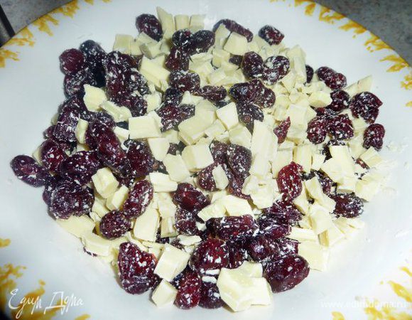 Для начинки порубить 200 грамм шоколада и смешать его с вишней.