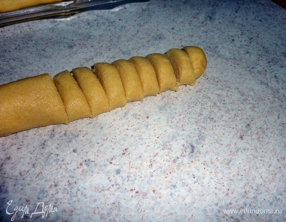 Нарезать тесто ломтиками, шириной 1,5 см.