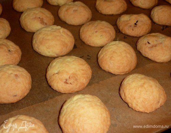 Выложить на противень. Выпекать около 15 минут.