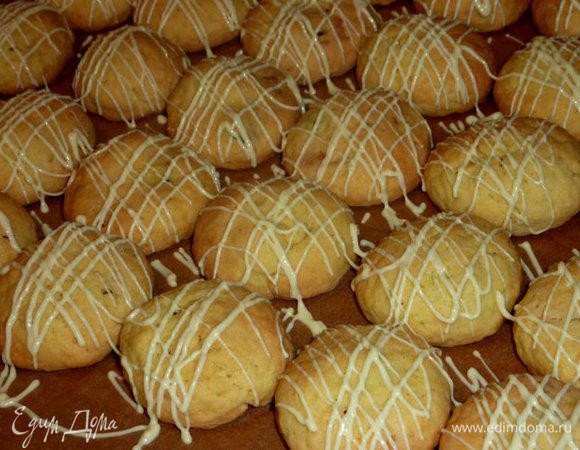 Готовое печенье покрыть шоколадной глазурью. Для этого, растопить остатки шоколада и нарисовать полосочки на печенье. Приятного чаепития!