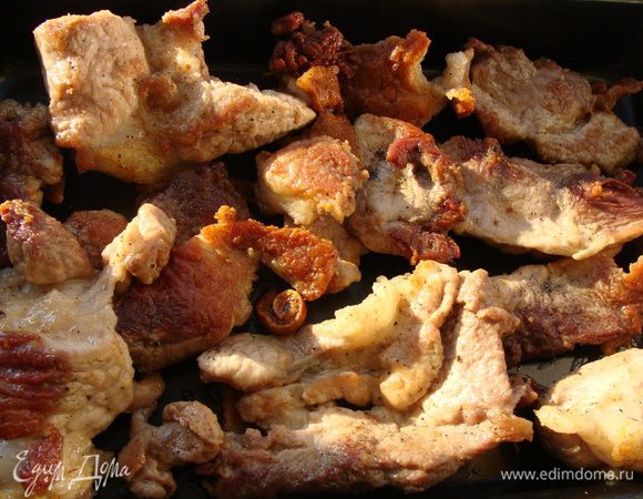 Свинину можно замариновать в минеральной воде, или в вашем любимом маринаде. Я не мариновала, а сразу порезала на кусочки, посолила 0,5 ч.л. соли и поперчила, и обжарила на сильном огне около 10мин. Сковороду предварительно нужно  раскалить и положить немного свиного жира или растительного масла. Чтобы кусочки не пригорели, необходимо все время помешивать.
Выложить в форму для запекания.