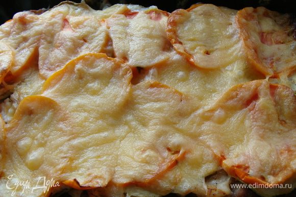 Сверху уложить помидоры, нарезанные тонкими ломтиками. Посыпать тертым сыром. Запечь в духовке при 200-250 гр, около 25-30 минут.