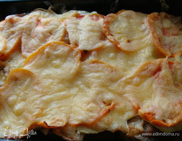 Сверху уложить помидоры, нарезанные тонкими ломтиками. Посыпать тертым сыром. Запечь в духовке при 200-250 гр, около 25-30 минут.