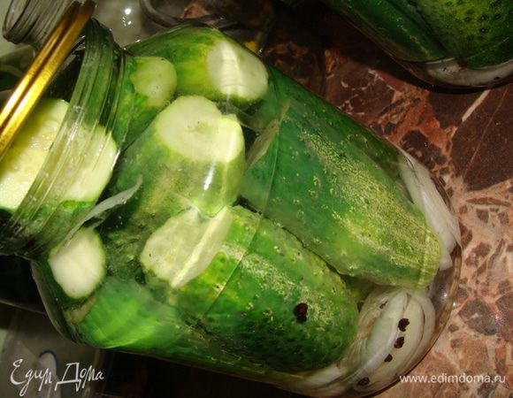 Огурцы помыть, обрезать с двух сторон. Уложить плотно в банки.
