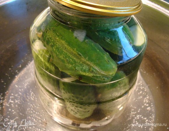 Маринад. Воду вскипятить, добавить соль, сахар и уксус. Залить горячим маринадом банки с огурцами. В кастрюлю налить воду, довести до кипения и поставить туда банку, накрытую крышкой, чтобы вода была до половины банки. На дно кастрюли можно положить полотенце, я этого не не делаю, ставлю сразу. И стерилизуем около 10 минут. Огурцы меняют цвет, но кое- где еще зеленые видны прожилки. Здесь важно не передержать, чтобы огурчики были хрустящими.
