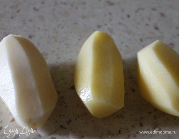 Берем три средних картофелины.