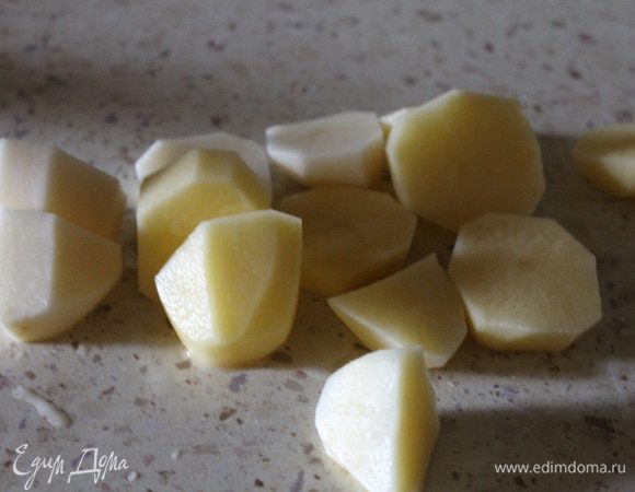 Нарезаем их на толстые кусочки, и кладем в бульон, к шейке. Варим до готовности картофеля.