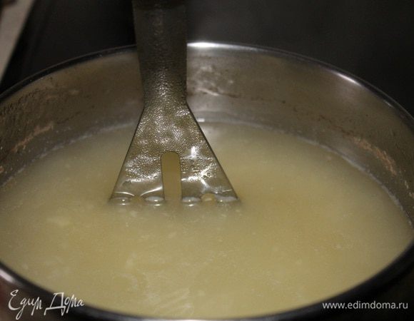 Затем достать шейки из бульона, картофель размять толкушкой для пюре. Добавить зажарку и проварить 5 минут.