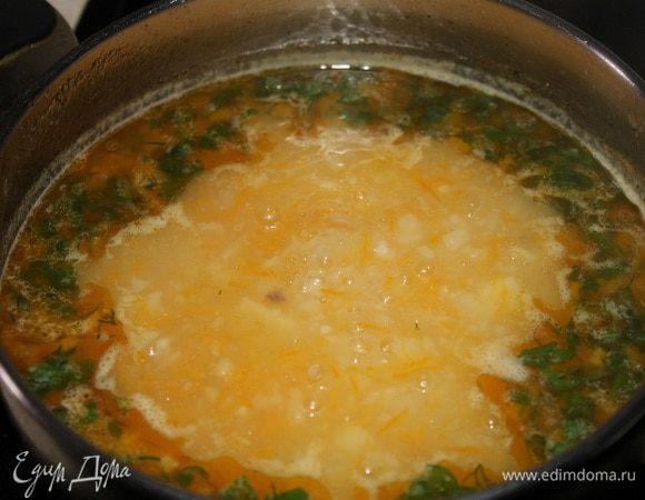 Далее добавляем рубленную зелень и выключаем огонь. Даем настояться супу 10 минут.