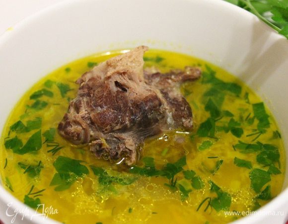 Разливаем суп по тарелкам, и кладем по кусочку шейки. Или можно с шейки срезать мясо и положить его в тарелку. Приятного аппетита!)