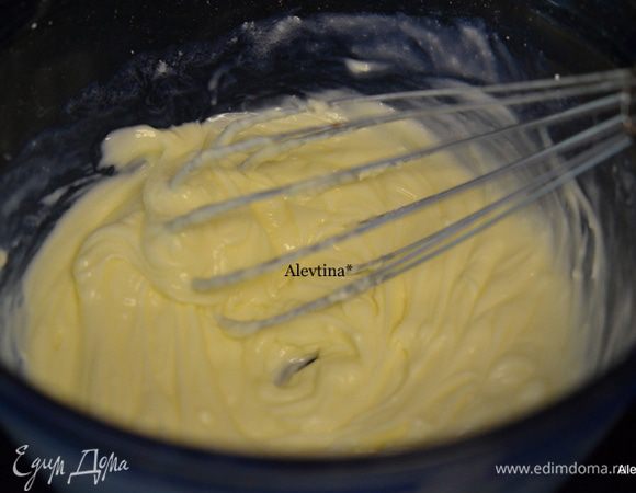 Взбить сливочное масло комнатной температуры с сахарной пудрой до мягкого состояния.