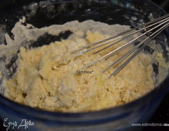 Смешать муку с солью. Добавить в масляную смесь. Перемешать. Тесто будет комочками.