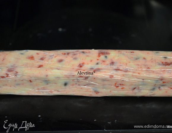 Затем добавить коктейльную вишню порезанную или порубленную в кухонном процессоре. Перемешать, шоколадные капли или капли белого шоколада, ванилин. Перемешать. Выложить на пищевую пленку и сформировать в брусок, можно в два. Положить в холодильник на 2 часа.