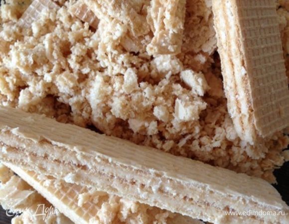 Вафли измельчаем. Я делала это руками, так как мои вафельки были очень хрупкими.