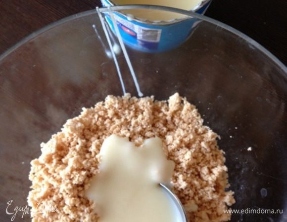 Теперь добавляем сгущенку. Делать это нужно постепенно до необходимой пластичной  консистенции. Мне хватило 3 столовых ложек, еще пару ложек понадобилось для дальнейшей работы, поэтому в ингредиентах и указала - 5 ст.л.