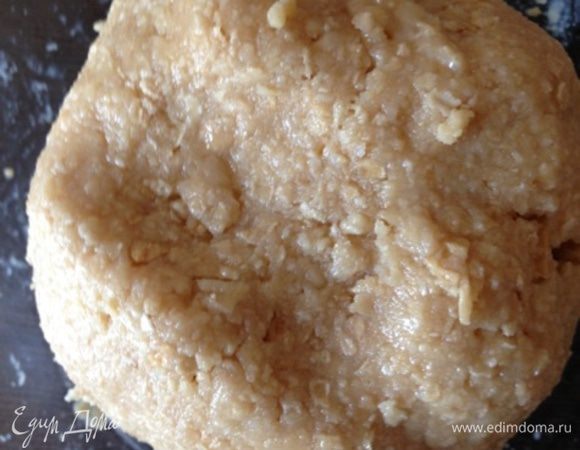 Масса должна собираться в ком, но не быть совсем уж влажной.