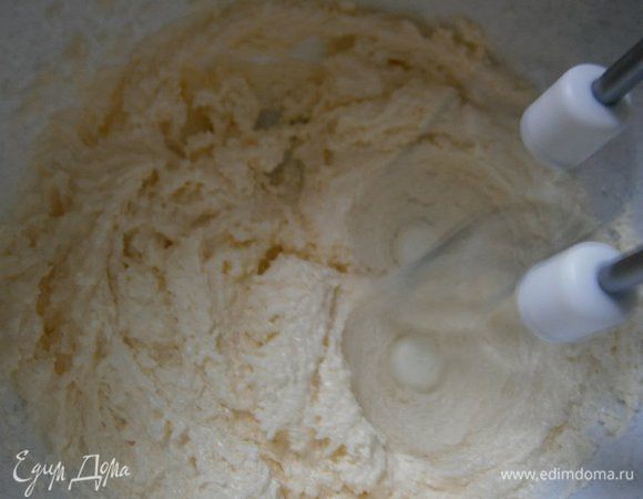 Мягкое масло взбить с сахаром до пышной массы.