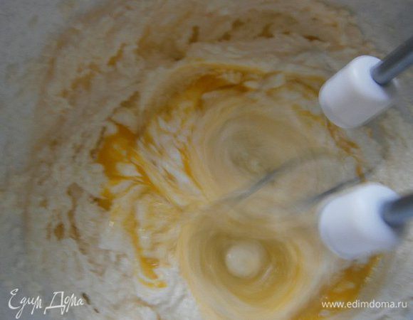 Затем по одному ввести яйца, каждый раз хорошо взбивая.